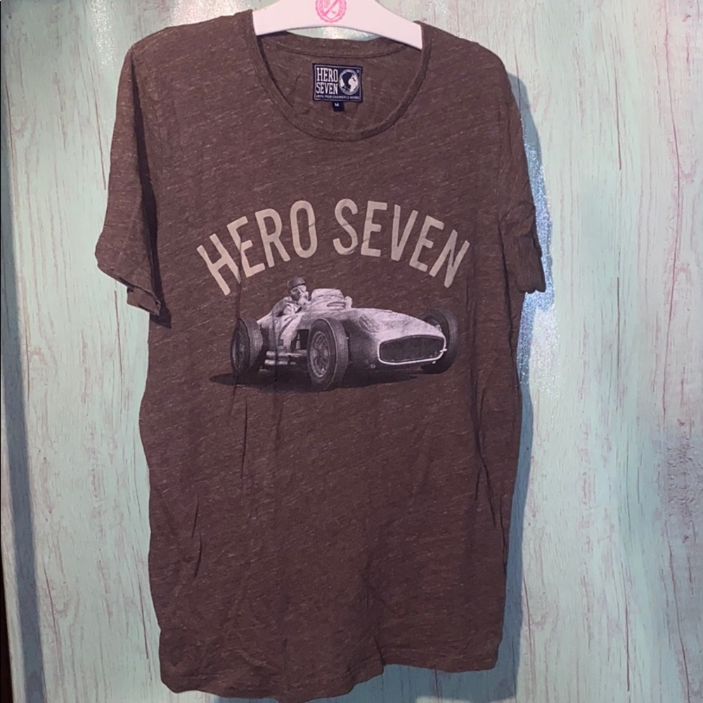 Hero seven tee size med